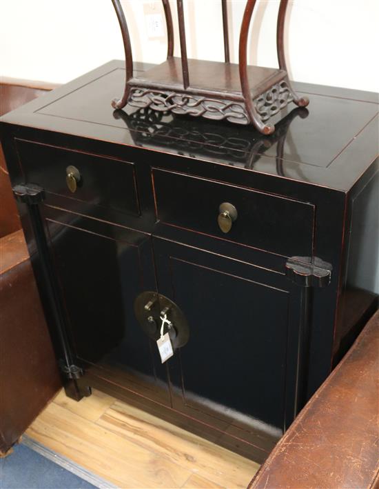 A Chinese black lacquered cabinet W.18cm